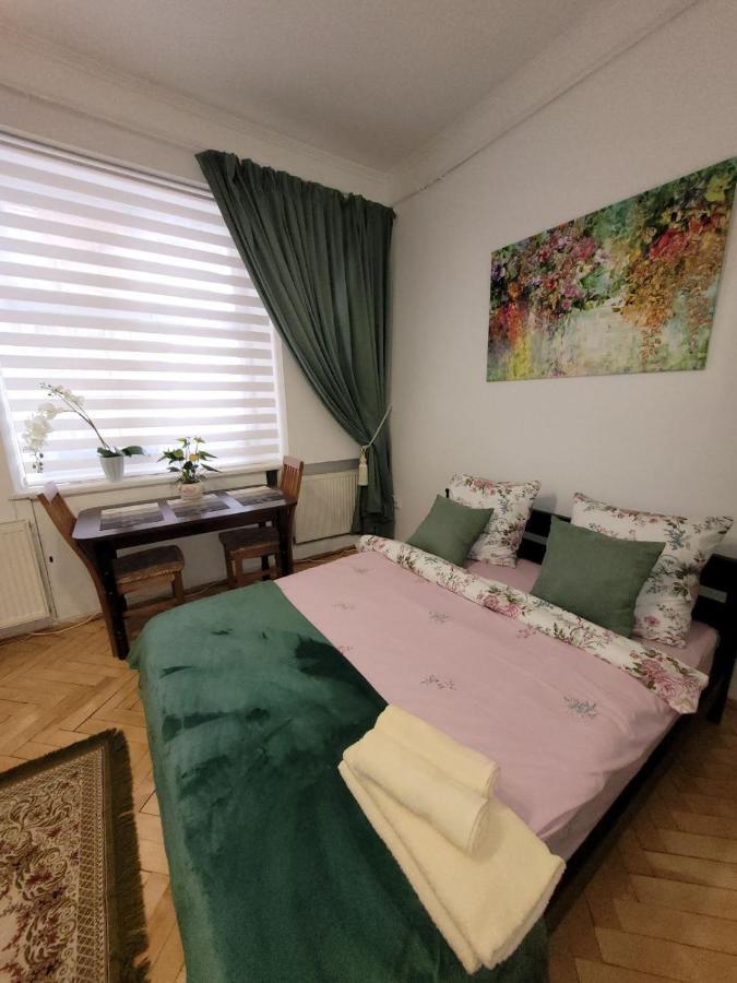 Central Apartment On Rynok Square Lviv Ngoại thất bức ảnh